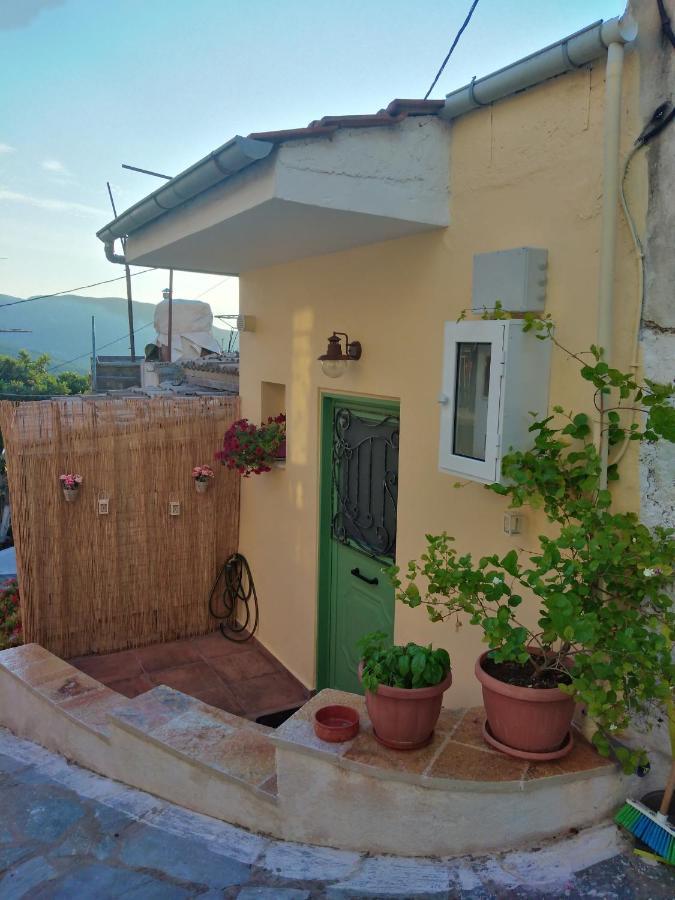 Ilianas Place Agios Matthaios  Exterior photo
